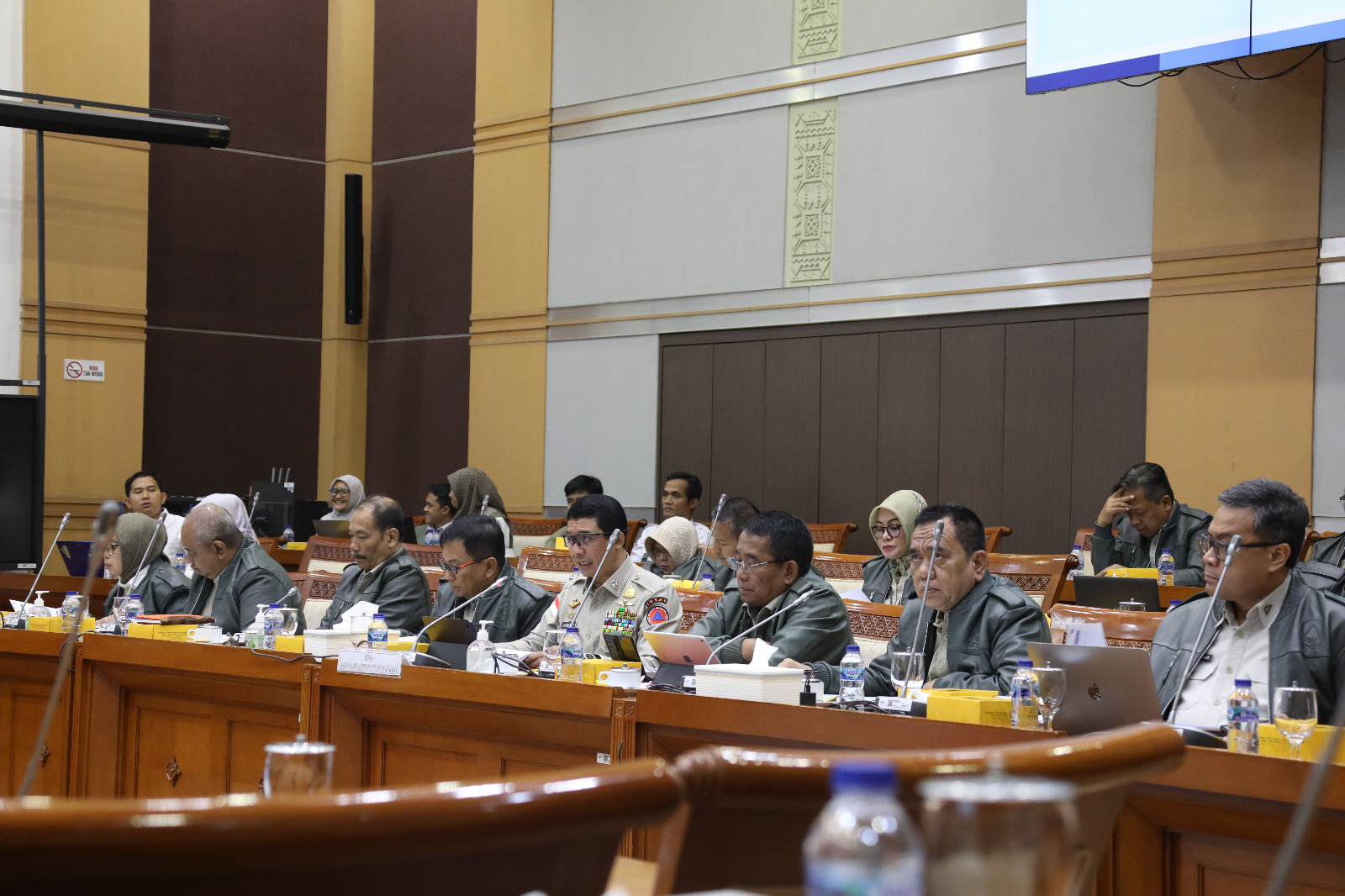 Kepala Badan Nasional Penanggulangan Bencana (BNPB) Letjen TNI Suharyanto beserta jajaran pejabat tinggi di lingkungan BNPB menghadiri rapat kerja dengan Komisi VIII DPR RI di Gedung Nusantata II, Jakarta Pusat, Jakarta pada Senin (4/9).